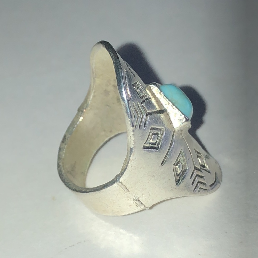 Size 4.5 Faux Turquoise Stone Silver Tone Statement Ring - Picture 3 of 6